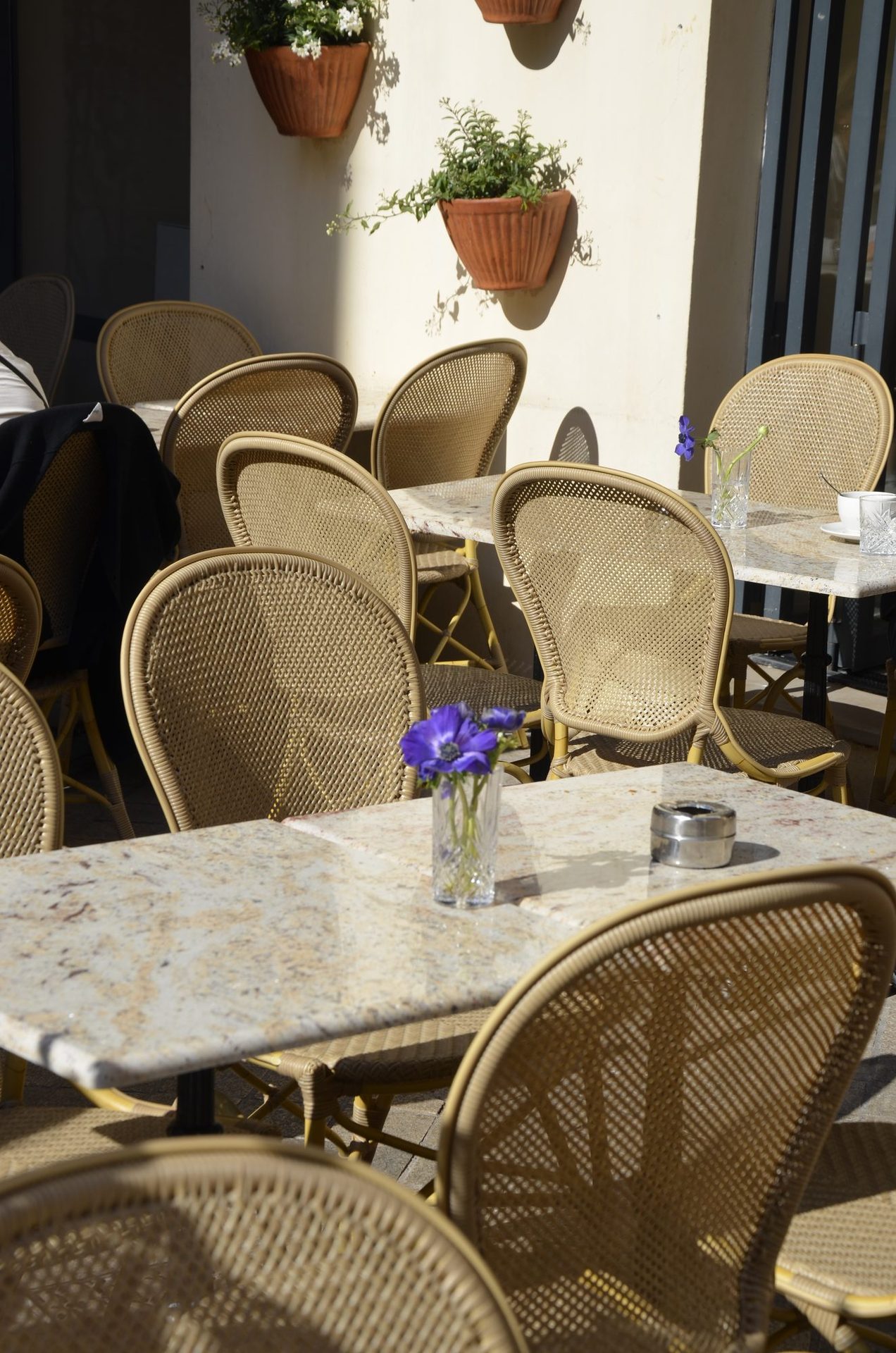 Vue en plongée des chaises et tables Sika Design
