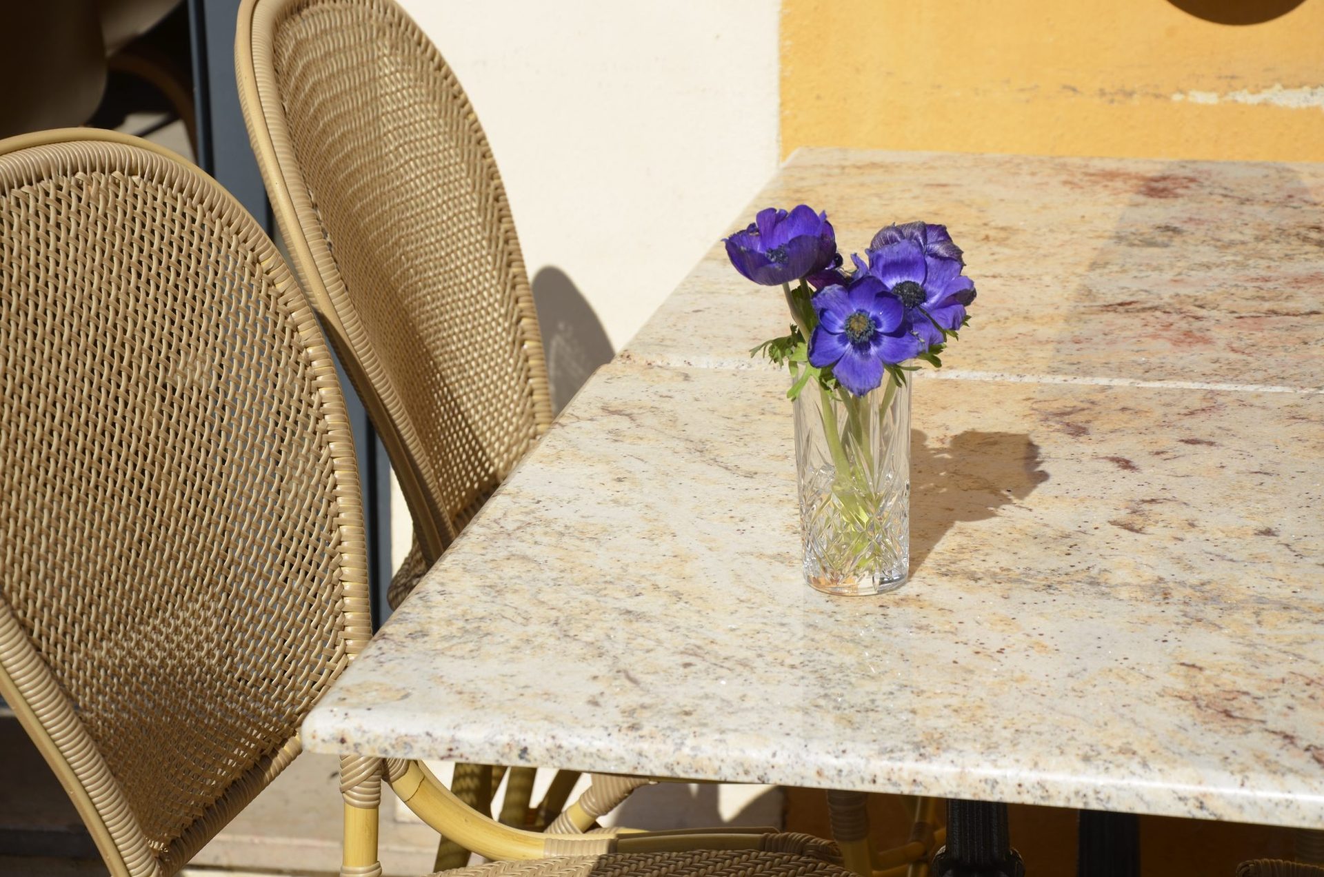 Table en marbre et chaise Sika Design, mur jaune