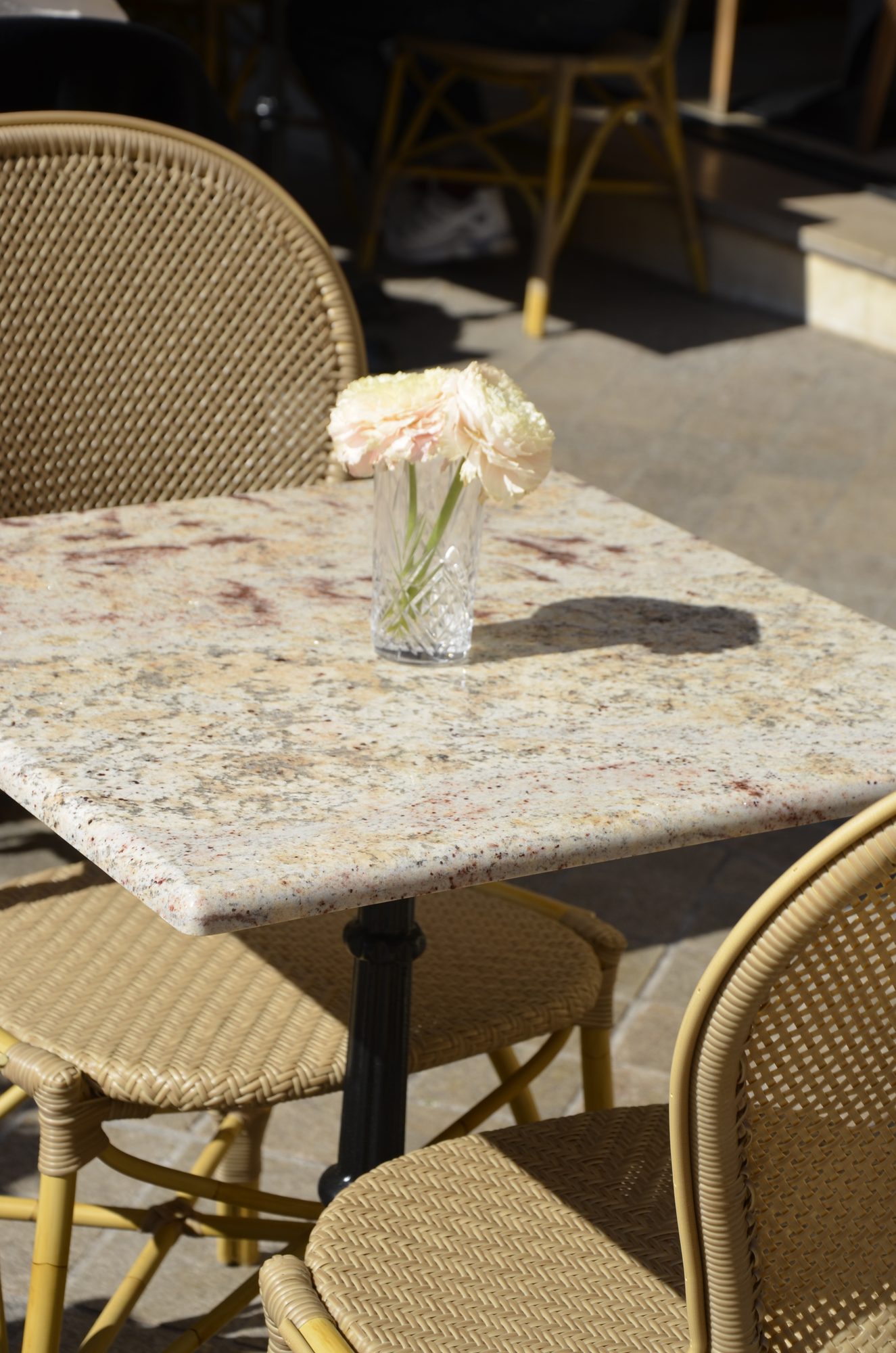 Table en marbre avec fleur blanche, chaises Sika Design